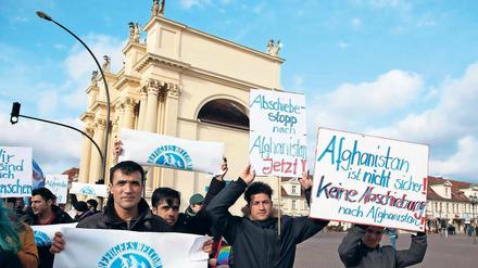 Sicherheit statt Angst ums Leben. Rund 250 Demonstranten, darunter auch zahlreiche Flüchtlinge, nahmen am Samstag an der Protestaktion gegen Abschiebungen von Asylbewerbern in Kriegsgebiete teil. Gemeinsam zogen sie vom Nauener Tor über die Hegelallee und den Luisenplatz bis zum Landtag.