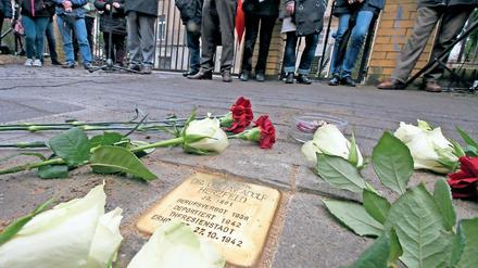 Erinnerung in Stein. Am Montag wurde vor der Potsdamer Straße 60 ein Stolperstein für Gustav Herzfeld verlegt. Der Potsdamer Anwalt starb 81-jährig im Ghetto Theresienstadt.