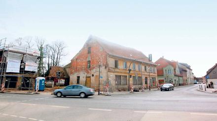 Sanierungsfall. Das Deutsche Haus ist die letzte Baustelle an der Hauptkreuzung zwischen Berliner Straße und Bundesstraße 246. In gut einem Jahr soll die Sanierung fertig sein.