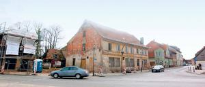 Sanierungsfall. Das Deutsche Haus ist die letzte Baustelle an der Hauptkreuzung zwischen Berliner Straße und Bundesstraße 246. In gut einem Jahr soll die Sanierung fertig sein.