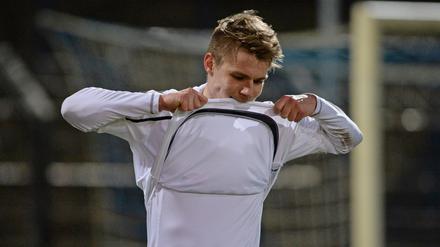 Gefrustet unter Flutlicht. Manuel Hoffmann, der nach mehrwöchiger Verletzungspause erstmals wieder eingesetzt wurde, ärgerte sich über das Remis gegen das Schlusslicht.