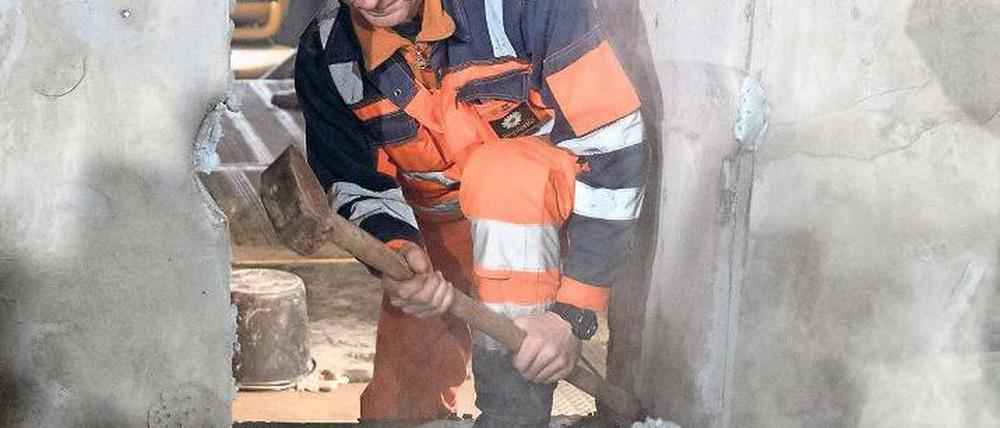 Durchbruch. Ein Arbeiter am Bahnhof unterm Brandenburger Tor.