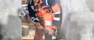 Durchbruch. Ein Arbeiter am Bahnhof unterm Brandenburger Tor.