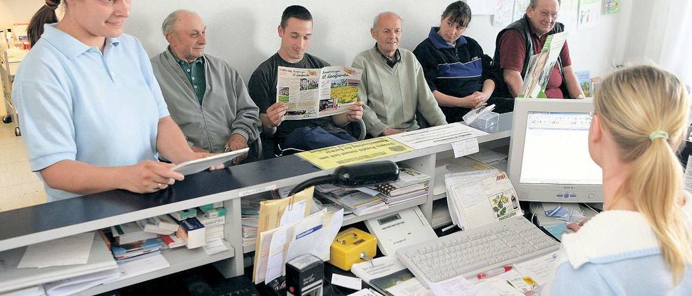 Warten, bis der Arzt kommt. Endloses Ausharren in vollen Praxen – wer mag das schon. Aber in den entlegeneren Ecken Brandenburgs muss man schon froh sein, wenn es in der Nähe überhaupt solch eine Arztpraxis gibt.