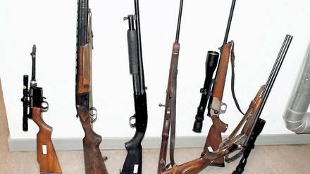 Das Arsenal. Bei dem am Montag in Fürstenberg/Havel festgenommenen Jäger und Reichsbürger fand die Polizei eine ganze Reihe von Waffen – sechs Gewehre und drei Pistolen.