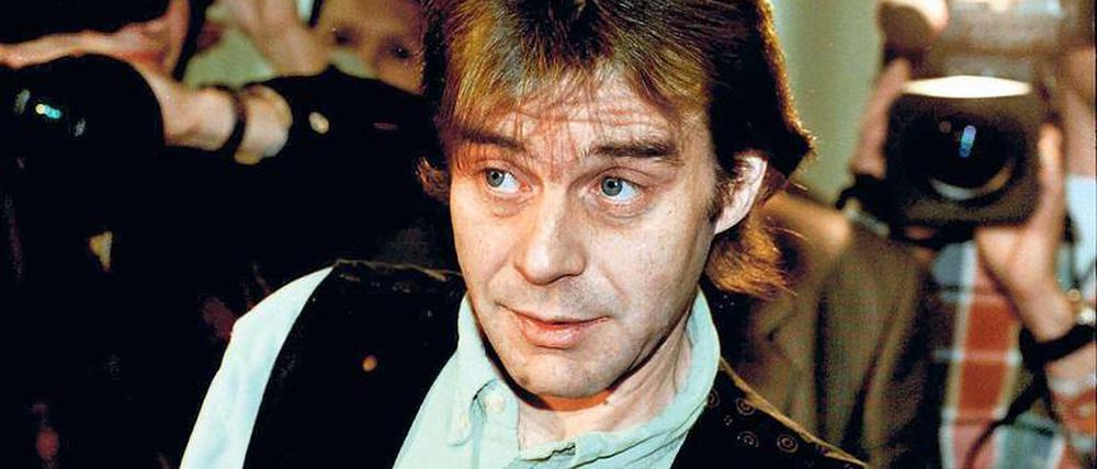 Michael Born, hier auf einem Bild von 1996, gilt als „Konrad Kujau des Fernsehens“. In seinen vermeintlichen „Dokumentarfilmen“ für „stern TV“, „Spiegel TV“ und andere hatte er unter anderem Szenen zu Kinderarbeit in Indien und zu einem Ku-Klux-Klan-Treffen gefälscht. Heute lebt der 58-Jährige in Griechenland.