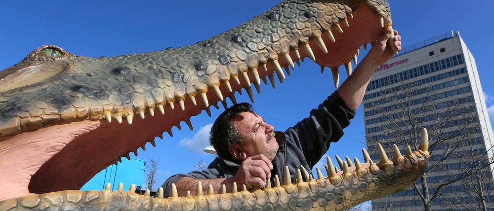 Ein Exemplar aus der Wanderausstellung "Dino XXL Expo" im Lustgarten Potsdam.