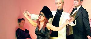 Die Fledermaus. Dagmar Manzel mit Uwe-Eric Laufenberg (r.).