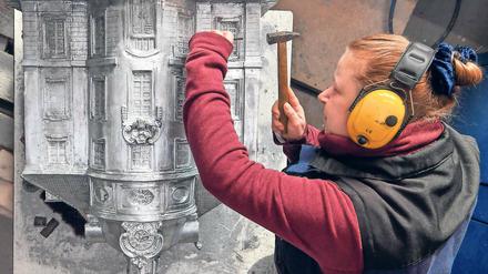 Schloss im Kleinformat. Katrin Radzick von der Bildgießerei Seiler in Schöneiche arbeitet an einem Teil eines Zink-Modells des Schwedter Schlosses im Maßstab 1:33. Obwohl es bereits 1962 abgerissen wurde, ist das Schwedter Schloss in der Stadt noch immer präsent.