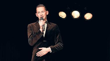 Wandelbar. Zuerst gab Joe Ryan Musical-Hits zum Besten.