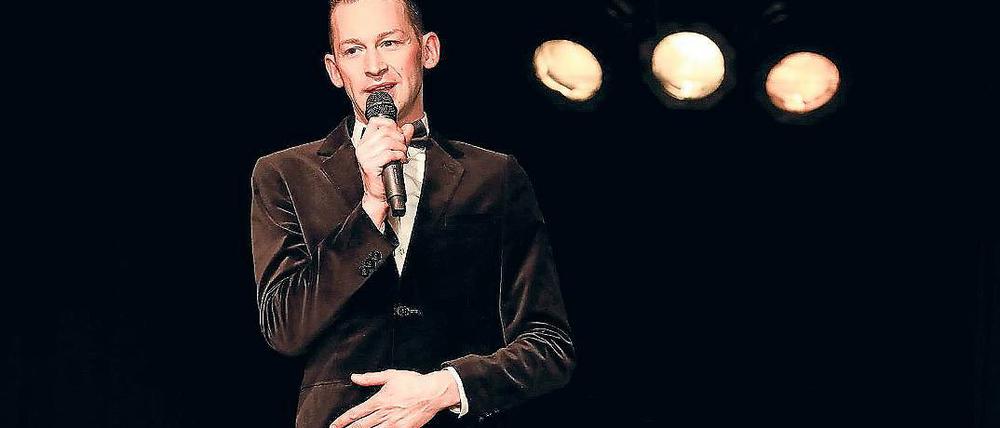 Wandelbar. Zuerst gab Joe Ryan Musical-Hits zum Besten.