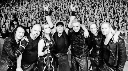 Gruppenbild mit Dame. Subway to Sally mit neuer Geigerin Ally Storch und vielen Fans. Die Potsdamer Band gründete sich in Nachwendezeiten, entschied sich irgendwann für deutsche Texte und gewann 2008 den Bundesvision Song Contest. Legendär sind die Auftritte der „Eisheiligen Nacht“ zum Jahresende.