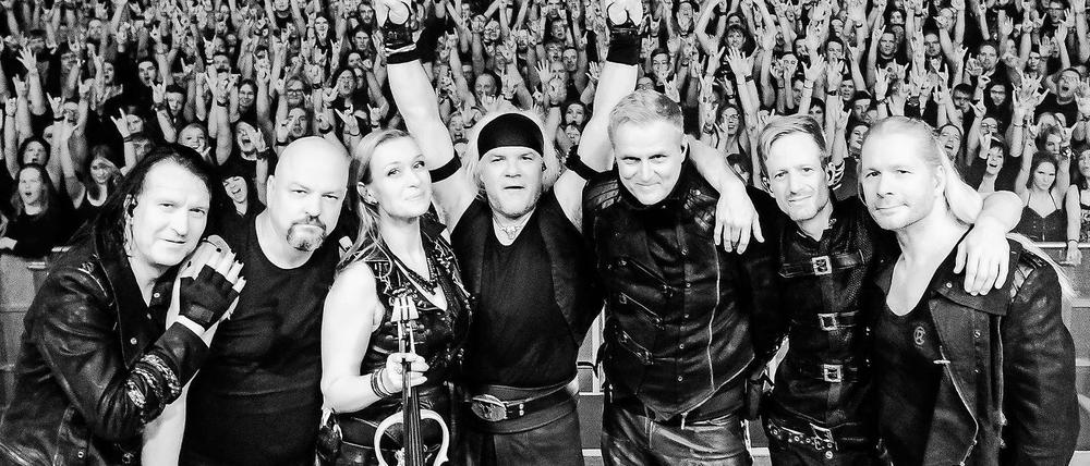 Gruppenbild mit Dame. Subway to Sally mit neuer Geigerin Ally Storch und vielen Fans. Die Potsdamer Band gründete sich in Nachwendezeiten, entschied sich irgendwann für deutsche Texte und gewann 2008 den Bundesvision Song Contest. Legendär sind die Auftritte der „Eisheiligen Nacht“ zum Jahresende.