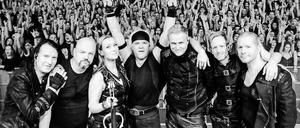 Gruppenbild mit Dame. Subway to Sally mit neuer Geigerin Ally Storch und vielen Fans. Die Potsdamer Band gründete sich in Nachwendezeiten, entschied sich irgendwann für deutsche Texte und gewann 2008 den Bundesvision Song Contest. Legendär sind die Auftritte der „Eisheiligen Nacht“ zum Jahresende.