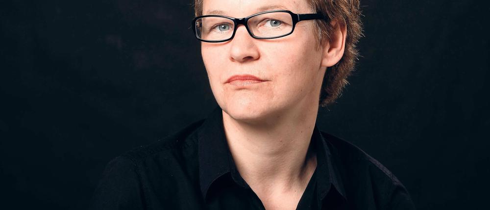 Will zurückschießen. Damit Sprache nicht nur die, die am lautesten schreien, bestimmen, brauchen wir starkes Sprechtheater, sagt die Autorin Maxi Obexer. Mit „Gehen und Bleiben“ zeigt sie in Potsdam, wie das aussehen kann.