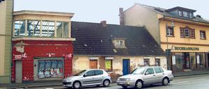 Abrissreif. Der Gebäudekomplex neben der Buchhandlung wird abgerissen und durch einen viergeschossigen Neubau ersetzt. Der soll im Sommer 2018 nach einem Jahr Bauzeit stehen.