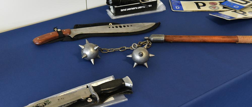 Eine fünfköpfige deutsche Tätergruppe hat mindestens 14 Geldautomaten gesprengt. Diese Beweismittel wurden bei einer Razzia am Dienstag sichergestellt.