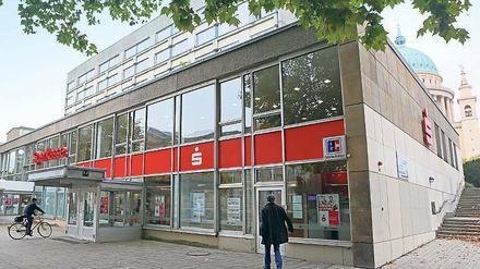 Treu. Trotz Preiserhöhung verlor die Sparkasse nur relativ wenige Kunden.
