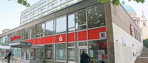 Treu. Trotz Preiserhöhung verlor die Sparkasse nur relativ wenige Kunden.