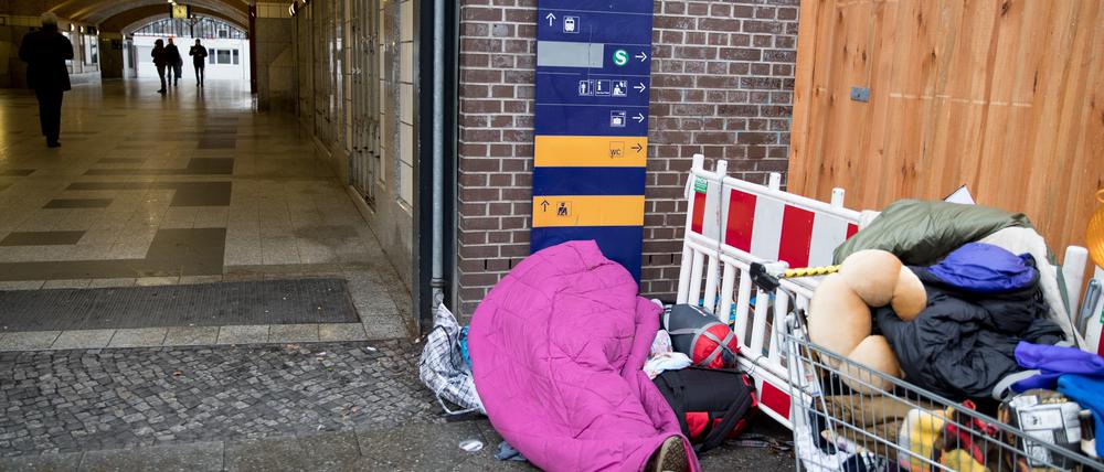 Ein Obdachloser am Bahnhof Zoologischer Garten. Seit Jahren steigt die Zahl der Obdachlosen in Berlin.