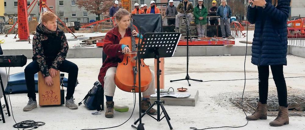 Musik auf der Baustelle. Für den Erweiterungsbau an der Gagarinstraße wurde am Dienstag der Grundstein gelegt – musikalisch untermalt von den Schülern Niklas Klemt, Ella Mathilde Waschke und Marlene Mieth.