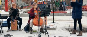 Musik auf der Baustelle. Für den Erweiterungsbau an der Gagarinstraße wurde am Dienstag der Grundstein gelegt – musikalisch untermalt von den Schülern Niklas Klemt, Ella Mathilde Waschke und Marlene Mieth.