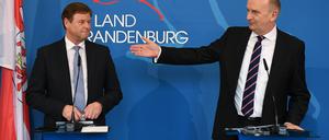 Brandenburgs Ministerpräsident Dietmar Woidke (SPD, r.) und Brandenburgs Finanzminister Christian Görke (Die Linke) ziehen eine positive Halbzeitbilanz der bisherigen Regierungsarbeit. Die Opposition sieht das teilweise anders.