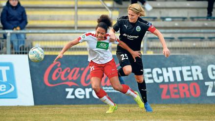 Da war viel Kampf im Spiel. So wie Turbines Eseosa Aigbogun (l.) und Frankfurts Saskia Batusia sich intensive Zweikämpfe lieferten, war auch das Spiel am gestrigen Sonntag geprägt. Viel Einsatz auf beiden Seiten und am Ende eine gerechte Punkteteilung.