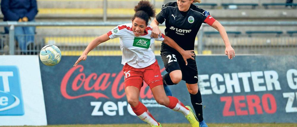 Da war viel Kampf im Spiel. So wie Turbines Eseosa Aigbogun (l.) und Frankfurts Saskia Batusia sich intensive Zweikämpfe lieferten, war auch das Spiel am gestrigen Sonntag geprägt. Viel Einsatz auf beiden Seiten und am Ende eine gerechte Punkteteilung.