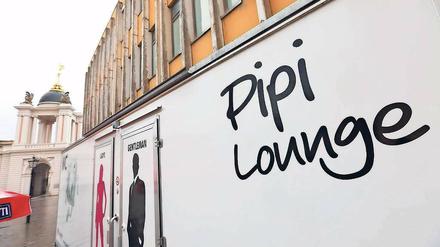 Andrang. Der Toilettencontainer am Alten Markt war Anfang März aufgestellt worden – vor allem, damit sich vor dem Museum Barberini wartende Menschen erleichtern können. Nun wird er wieder verschwinden.