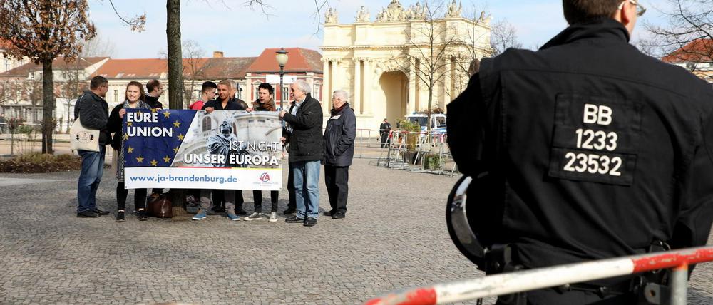Mehr als 300 Potsdamer nahmen an der "Pulse of Europe"-Kundgebung am Sonntag teil. Der Gegenprotest der AfD blieb indes überschaubar.
