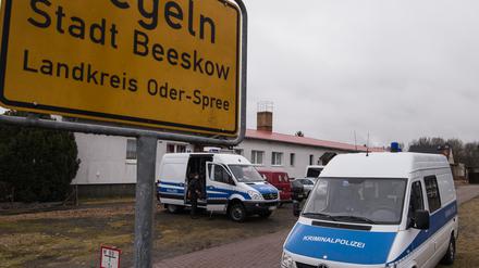 Einsatzfahrzeuge der Polizei am Tatort an der Bundesstraße 168 in Oegeln im Landkreis Oder-Spree (Brandenburg).