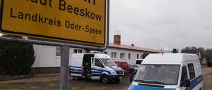 Einsatzfahrzeuge der Polizei am Tatort an der Bundesstraße 168 in Oegeln im Landkreis Oder-Spree (Brandenburg).