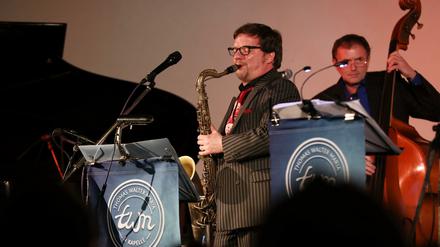 Das Festival "Werder klingt" sorgte für gefüllte Reihen im Scala. Festival-Erfinder und Jazzmusiker Thomas Walter Maria stand mit Band auf der Bühne.