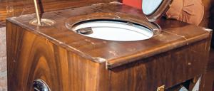 Am Guckloch. Kuratorin Franziska Kreis zeigt Requisiten von anno dazumal. Rollen-Klosettpapier gibt’s seit ca. 1890.