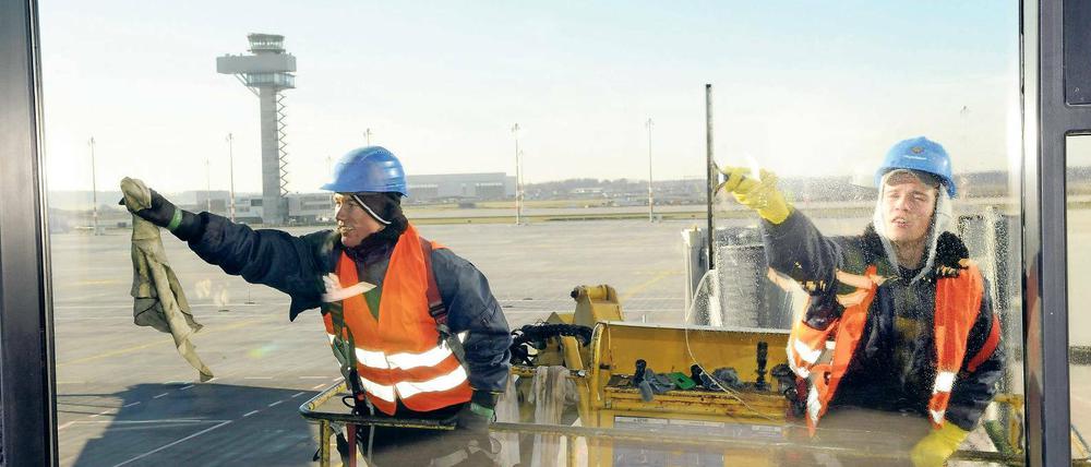Durchblick? Im November 2011 war die BER-Welt noch in Ordnung, und es wurden bereits für die absehbare Eröffnung die Fenster des frisch gebauten Terminals geputzt.