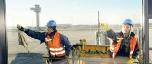 Durchblick? Im November 2011 war die BER-Welt noch in Ordnung, und es wurden bereits für die absehbare Eröffnung die Fenster des frisch gebauten Terminals geputzt.
