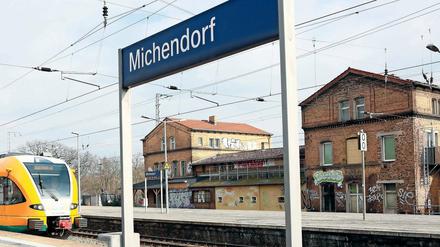 Sanierungsfall. Besonders die den Bahnsteigen zugewandte Bahnhofsseite in Michendorf ist in schlechtem Zustand. Die Grundsanierung der Station würde eine halbe Million Euro kosten.