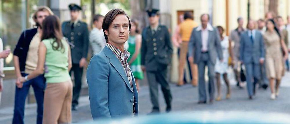 Der Berliner Ku’damm – in einer Prager Fußgängerzone. Die deutsch-deutsche ZDF-Serie „Der gleiche Himmel“ (mit Tom Schilling) läuft bald im ZDF. Und bei Netflix.