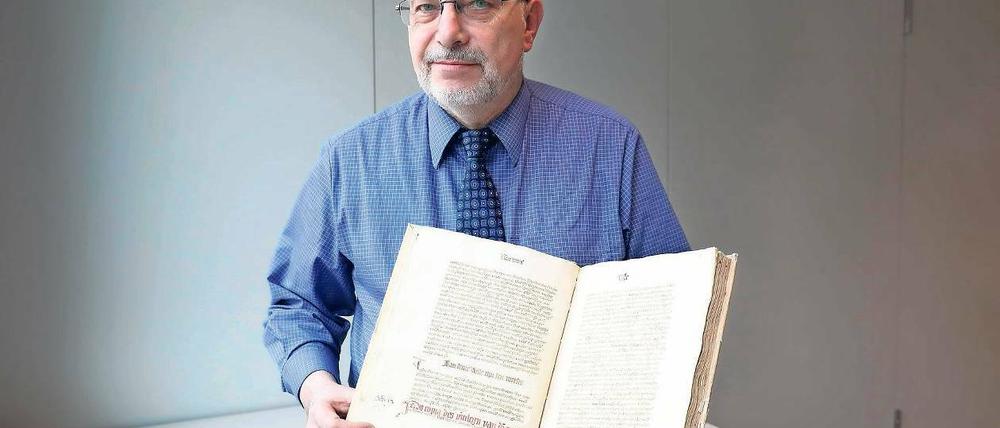 Klaus Neitmann, Direktor des Landeshauptarchivs in Potsdam, zeigt vorsichtig die Kopie der zweiten urkundlichen Erwähnung der Stadt Werder (Havel).