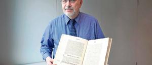 Klaus Neitmann, Direktor des Landeshauptarchivs in Potsdam, zeigt vorsichtig die Kopie der zweiten urkundlichen Erwähnung der Stadt Werder (Havel).