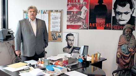 Wirkt sonst eher im Schatten. Volkmar Raback, hier in seinem Büro im Hans Otto Theater (HOT), war einst Verwaltungsleiter an der Volksbühne Berlin. 1993 kam er ans HOT, wurde 1997 Geschäftsführender Direktor – und ist jetzt Mitglied der Kommission, die den neuen Intendanten finden soll.