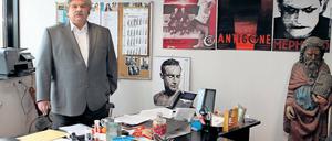 Wirkt sonst eher im Schatten. Volkmar Raback, hier in seinem Büro im Hans Otto Theater (HOT), war einst Verwaltungsleiter an der Volksbühne Berlin. 1993 kam er ans HOT, wurde 1997 Geschäftsführender Direktor – und ist jetzt Mitglied der Kommission, die den neuen Intendanten finden soll.