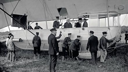 Auch Zeppelin persönlich (weißer Hut) war zuweilen in Potsdam.