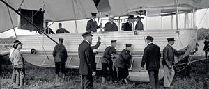 Auch Zeppelin persönlich (weißer Hut) war zuweilen in Potsdam.