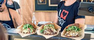 Eingetütet. Streetfood ist lecker und bequem, Plastikmüll ist aber out.