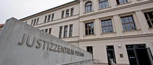 Vor dem Prozessbeginn gegen den mutmaßlichen Kindermörder Silvio S.: Eigentlich ist das Gerichtsgebäude in der Jägerallee in Potsdan nicht für Verhandlungen unter extremen Sicherheitsbedingungen geeignet.
