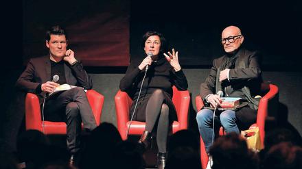 Die Literatur als Fest. Zsuzsa Bánk im Gespräch mit Carsten Wist (re.) und Felix Palent vom Literaturladen am Mittwochabend im vollbesetzten Waschhaus.