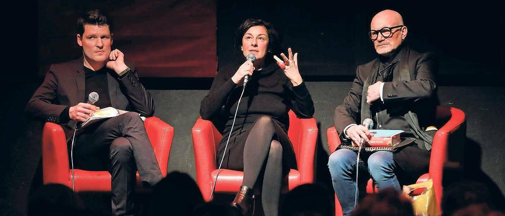 Die Literatur als Fest. Zsuzsa Bánk im Gespräch mit Carsten Wist (re.) und Felix Palent vom Literaturladen am Mittwochabend im vollbesetzten Waschhaus.