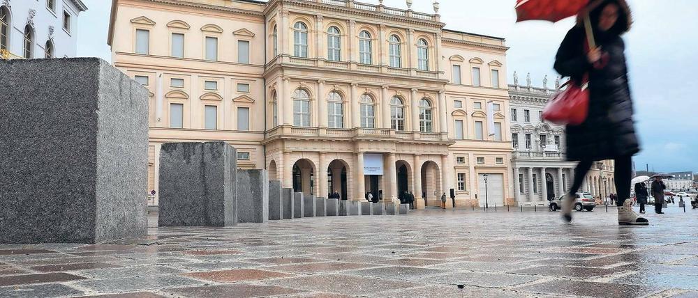 Magnet. Das im Januar eröffnete Kunstmuseum im Palast Barberini zieht weiterhin viele Besucher an. Für die Wartenden ist am Freitag ein Toilettencontainer aufgestellt worden. Bis Mai soll er auf dem Alten Markt stehen, eine dauerhafte Lösung für eine öffentliche Toilette ist im Filmmuseum geplant.